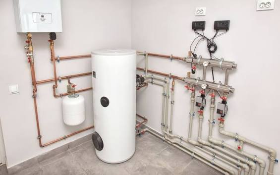 Chauffe-eau et installation de plomberie murale